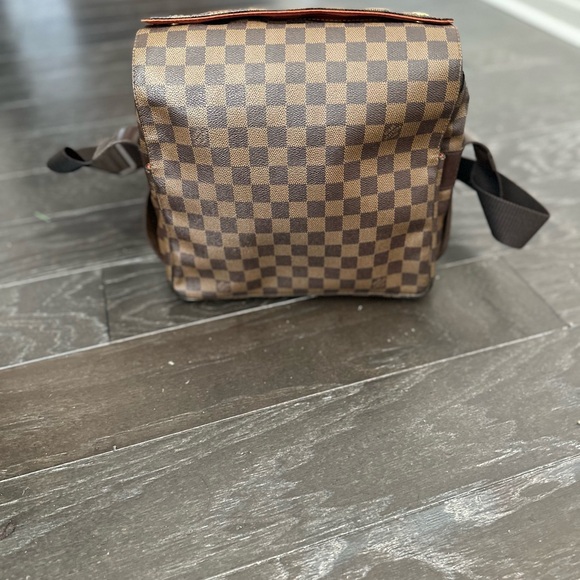 Louis Vuitton Brown Messenger Bag with Monogram Design - Picture 1 of 16
